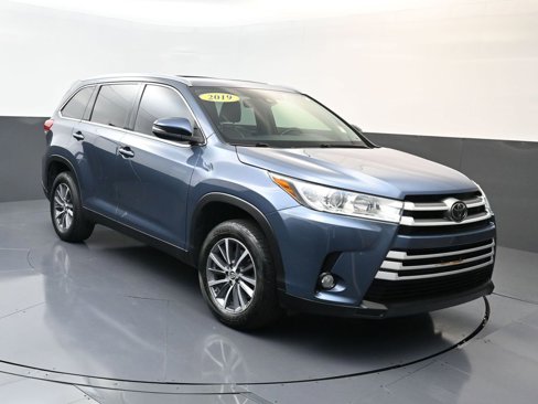 Used 2019 Toyota Highlander SE image 1