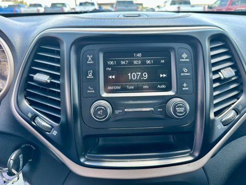 Used 2018 Jeep Cherokee Latitude w/ Altitude Package image 18