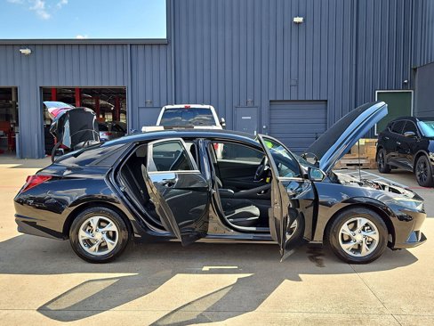Used 2022 Hyundai Elantra SE image 12