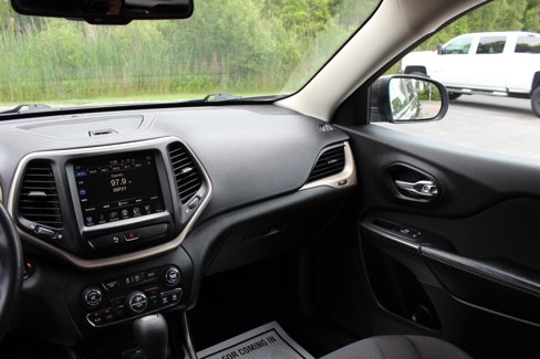 Used 2016 Jeep Cherokee Latitude w/ Comfort/Convenience Group image 20