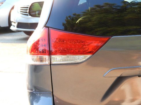 Used 2014 Toyota Sienna XLE image 16