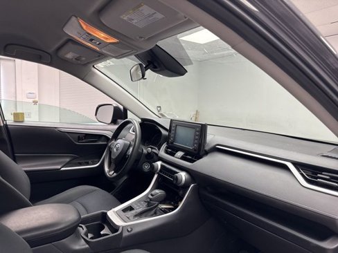 Used 2019 Toyota RAV4 LE image 11