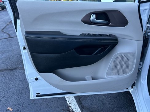 Used 2022 Chrysler Voyager LX image 12