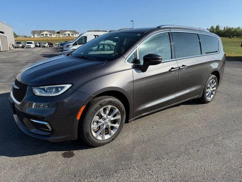 Used 2021 Chrysler Pacifica Touring-L image 1