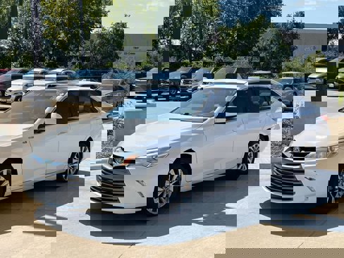 Used 2017 Toyota Camry XLE image 5