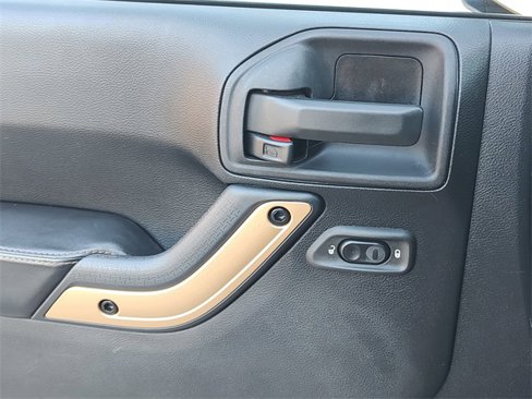 Used 2014 Jeep Wrangler Unlimited Sahara image 24