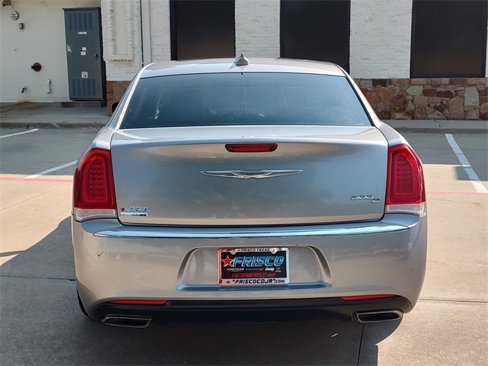 Used 2017 Chrysler 300 C image 5