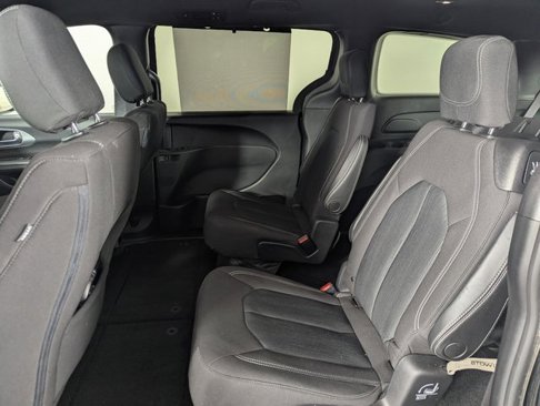 Used 2020 Chrysler Pacifica Touring w/ S Appearance Package image 15