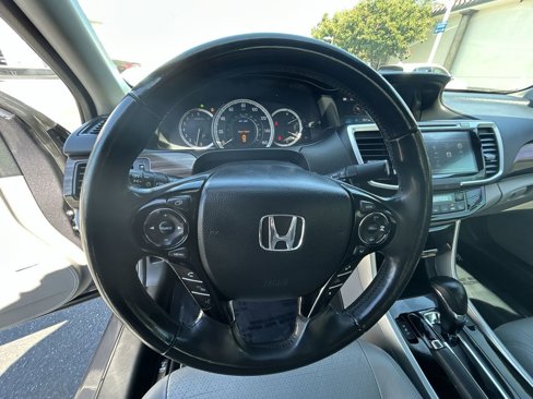 Used 2017 Honda Accord Touring image 14
