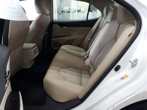 Used 2018 Toyota Camry LE image 15