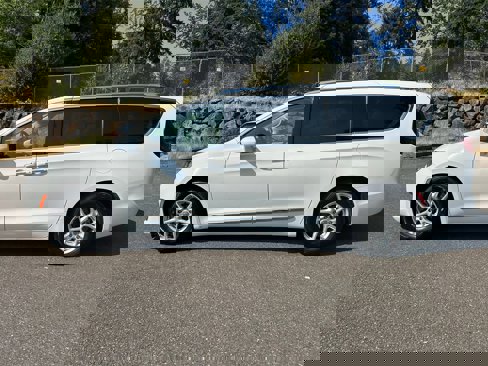 Used 2020 Chrysler Pacifica Touring-L image 2