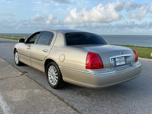 Used 2005 Lincoln Town Car Signature image 4