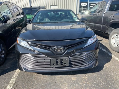 Used 2020 Toyota Camry XLE image 2