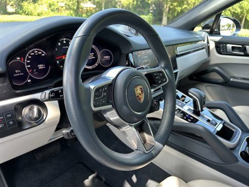 Certified 2023 Porsche Cayenne Platinum Edition image 18