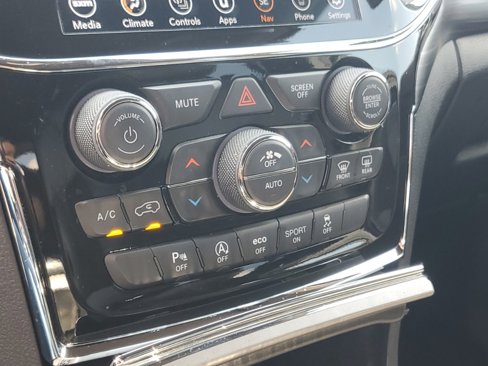 Used 2022 Jeep Grand Cherokee Laredo X image 25