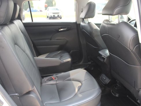 Used 2022 Toyota Highlander XLE image 30