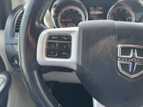 Used 2019 Dodge Grand Caravan SE w/ UConnect Hands-Free Group image 16