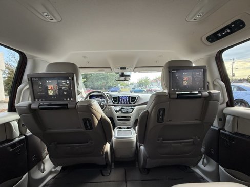 Used 2018 Chrysler Pacifica Touring-L Plus image 21
