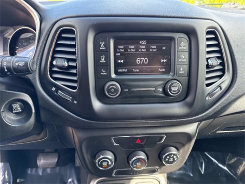 Used 2018 Jeep Compass Latitude image 23