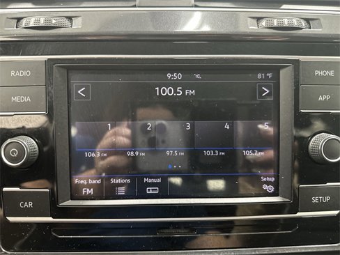 Used 2018 Volkswagen Golf S image 30