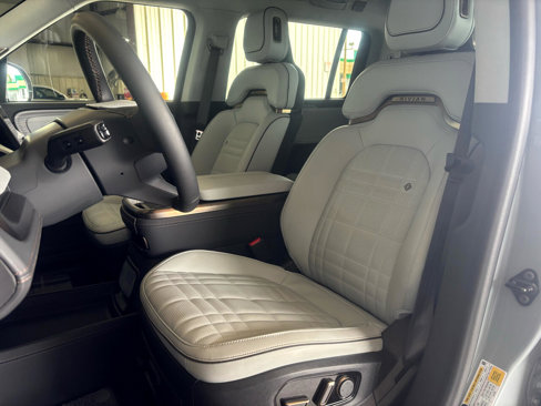 Used 2025 Rivian R1S Premium image 19