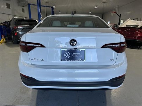 Used 2024 Volkswagen Jetta SE image 6