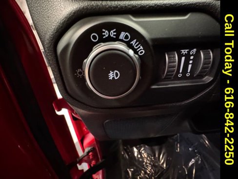 Used 2018 Jeep Wrangler Unlimited Sahara image 24