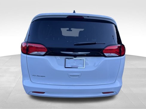 Used 2022 Chrysler Voyager LX image 5