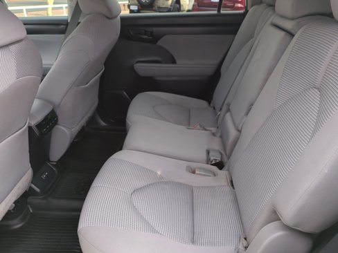 Used 2022 Toyota Highlander LE image 17