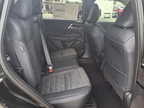 New 2025 Mitsubishi Outlander SE image 10