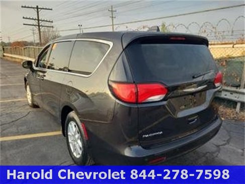 Used 2017 Chrysler Pacifica LX image 2
