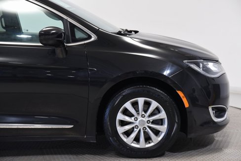 Used 2017 Chrysler Pacifica Touring-L image 9