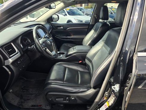 Used 2016 Toyota Highlander Limited image 24
