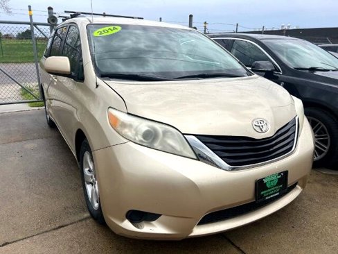 Used 2014 Toyota Sienna LE image 3