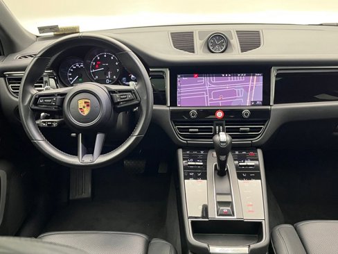 Certified 2024 Porsche Macan image 30