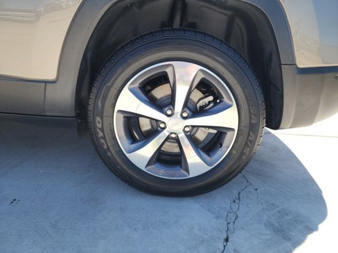 Used 2019 Jeep Cherokee Limited w/ Luxury Group image 16
