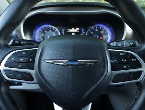 Used 2017 Chrysler Pacifica Touring-L image 11