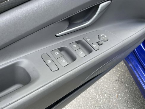 Used 2022 Hyundai Elantra SEL w/ Convenience + Premium Package image 16