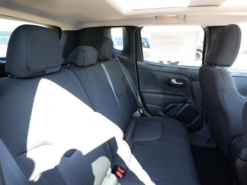 New 2023 Jeep Renegade Latitude w/ Sun & Fun Group image 18