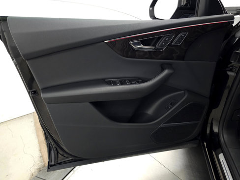 Used 2019 Audi Q8 Premium Plus w/ Premium Plus image 12