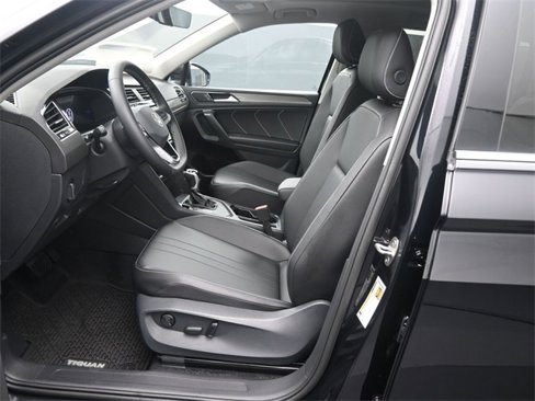 Used 2024 Volkswagen Tiguan SE image 33