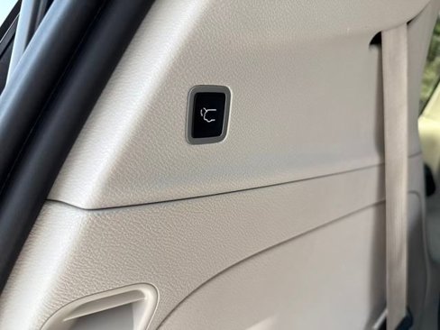 Used 2020 Chrysler Pacifica Limited image 35