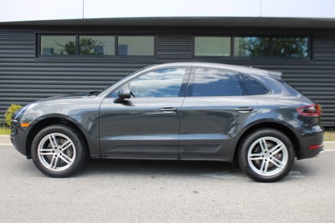 Certified 2018 Porsche Macan image 2