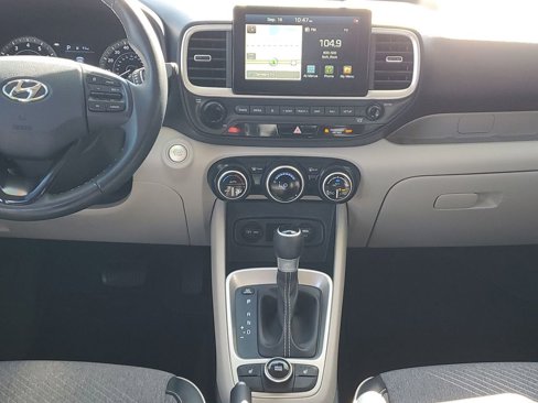 Certified 2020 Hyundai Venue image 25