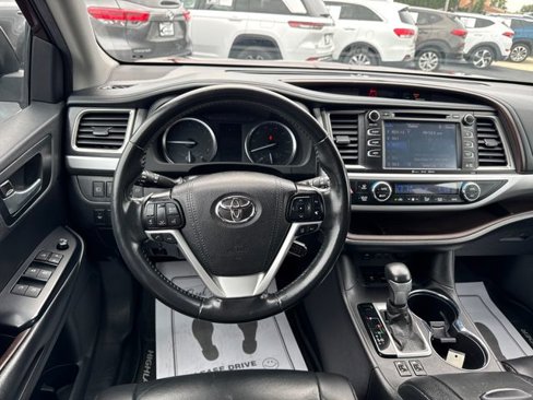 Used 2019 Toyota Highlander XLE image 17