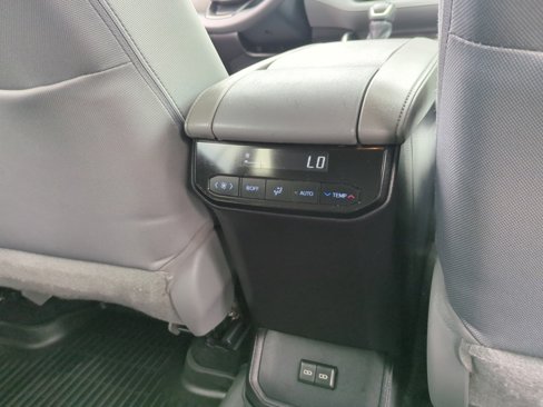 Used 2022 Toyota Highlander LE image 31