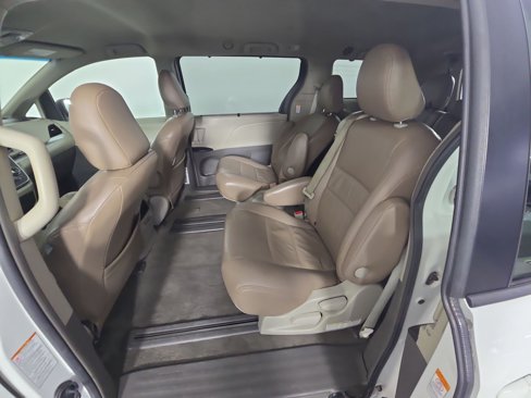 Used 2016 Toyota Sienna LE image 12