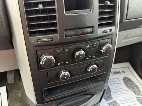 Used 2010 Dodge Grand Caravan SE image 18
