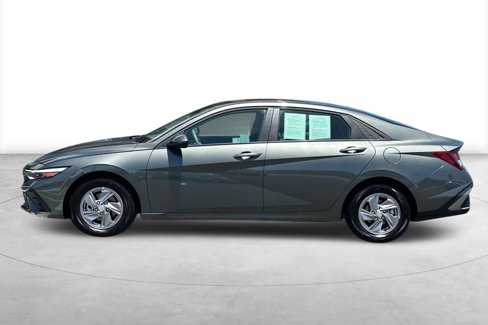 Certified 2025 Hyundai Elantra SE image 3