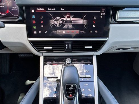 Certified 2023 Porsche Cayenne Platinum Edition image 23